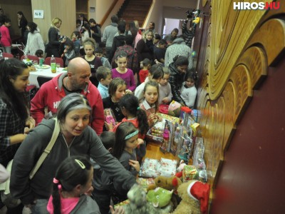 Több mint háromszáz gyereket ajándékozhattunk meg a Hírös Agórában