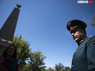 Koszorúzás a szovjet katonai temetőben