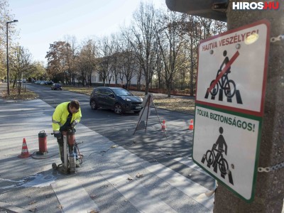 Prizmákat, lámpákat is telepítenek a gyalogosok védelmére