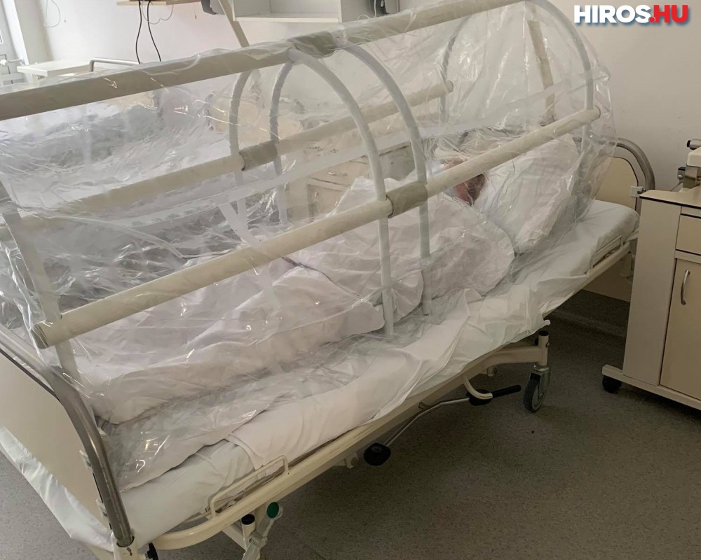Koronavírus fertőzött betegek szállítására alkalmas eszközöket kapott a Bács-Kiskun Megyei Oktatókórház