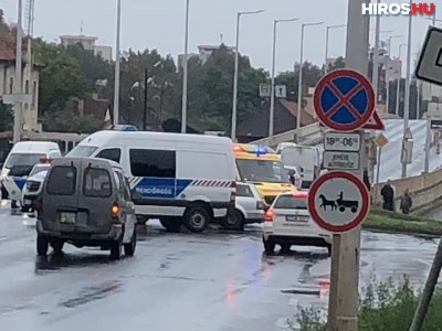 Személyautó és motoros ütközött a Halasi úton