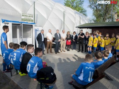 Légtartásos sátrat avattak az Arany János Általános Iskola udvarán