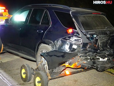Teherautó pótkocsija kapott defektet, két autó ütközött az M5-ösön