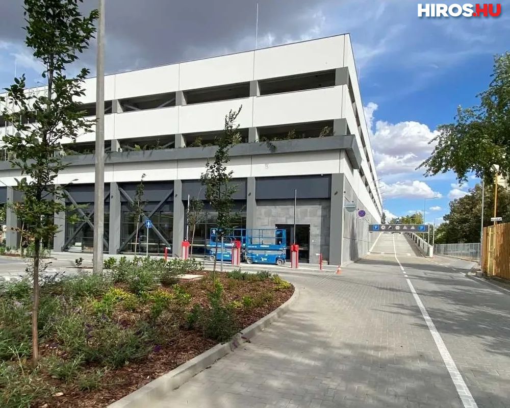 Hétfőn nyit a kórház melletti új parkolóház - Videóval