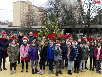 Karácsonyfát állítottak az Aranyszarvas téren - Videóval