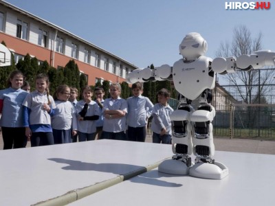 RZS 6000: humanoid robot járt a Kodály Iskolában