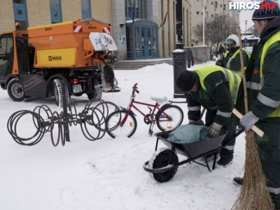 Éjjel is dolgoznak a hókotrók Kecskeméten