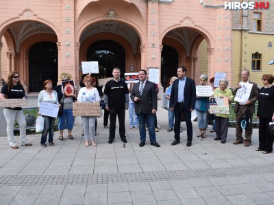 Ismét a Quaestor-ügy volt a téma a főtéren