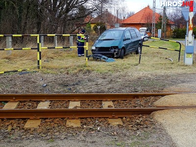 A védőkorlátot átszakítva hajtott a sínekre egy autós Kiskunfélegyházán