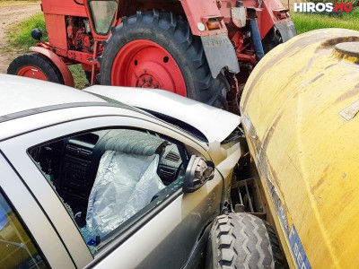 Traktorba rohant egy személygépkocsi, három embert szállítottak kórházba