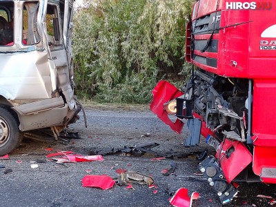 Kamion csapódott álló járművekbe a 44-esen - Videóval