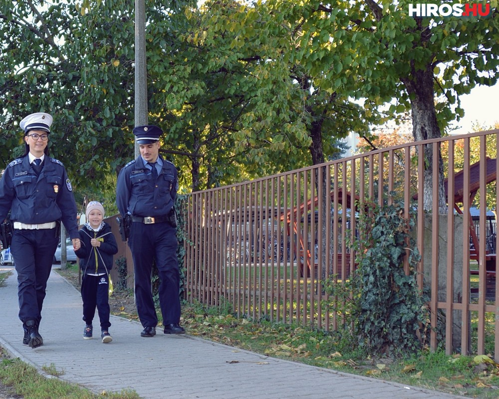 Rendőrök kísérték oviba a kis Deniszt a szülinapján