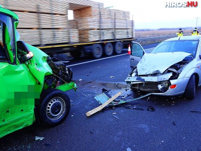 Román kisteherautó csapódott kamionba az M5-ösön