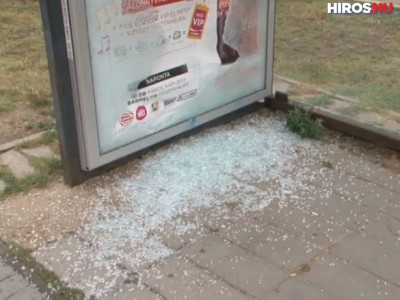Betörték egy buszmegálló üvegét