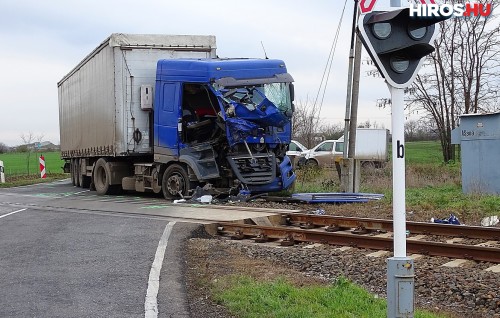 Kamion ütközött vonattal Kunszentmárton határában kép