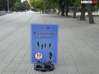 Biciklizni csak lassan! – Új táblák a főtéren