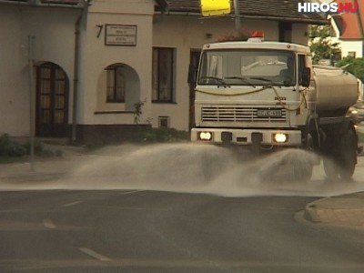 Locsolóautó hűti az utat Kecskeméten