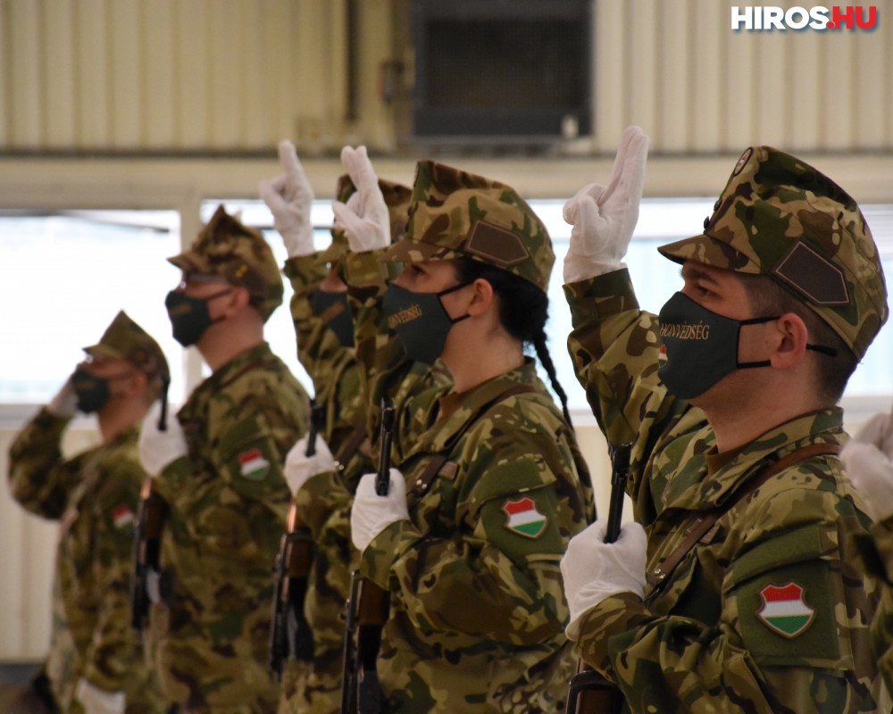 Esküt tettek a haza védelmére a repülőbázis katonái - Videóval