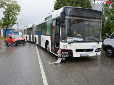 Autóbusz és személyautó ütközött a Kuruc körúton