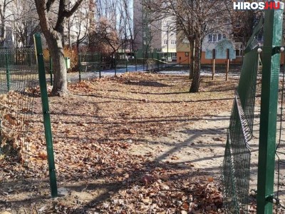 Megrongálták a Szimferopol tér új kerítését