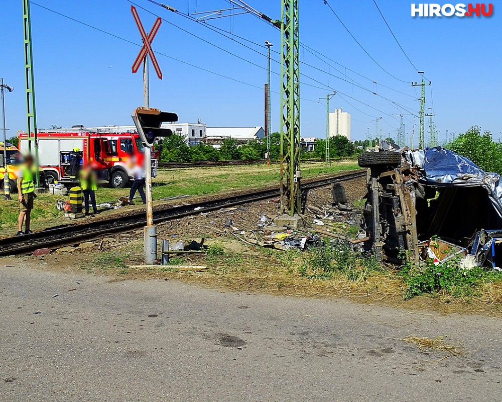 Vonattal ütközött, a helyszínen szörnyethalt a 17 éves sofőr
