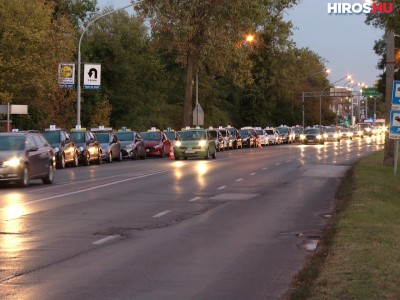Közel 70 autóból álló konvojjal tüntettek Kecskeméten a gépjárművezető oktatók