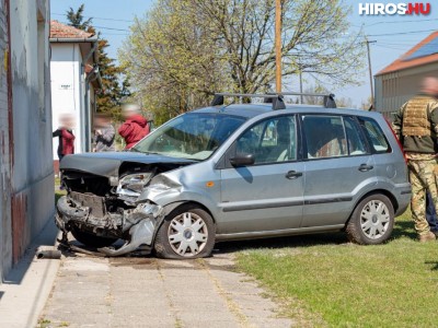 Házfalnak csapódott egy autó Szankon