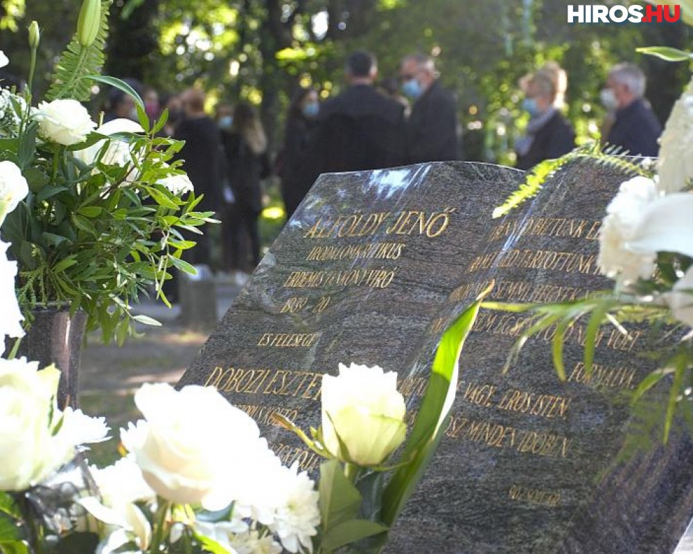 Felavatták Alföldyné Dobozi Eszter síremlékét (videóval)