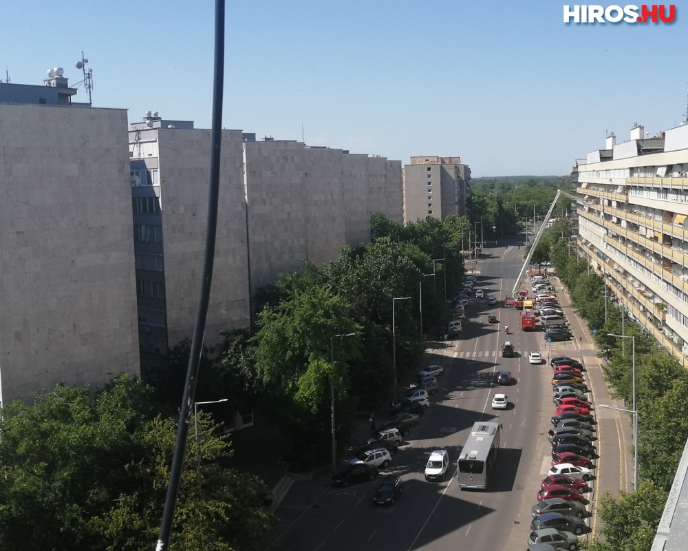 Emelőkosárral jutottak be a tűzoltók egy lakásba a Szalagházban