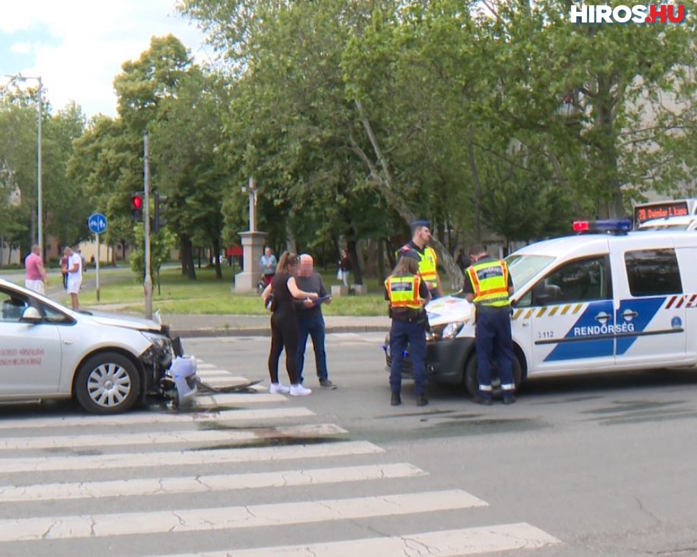 Vérellátó autóval ütközött egy személygépkocsi a Nagykörúton – videóval