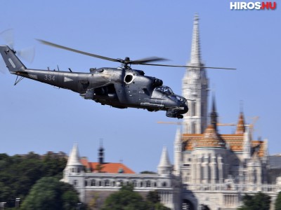 A honvédség Mi-24-es helikoptere repül a Duna felett az augusztus 20-ai budapesti légi parádé próbarepülése során Budapesten 2021. augusztus 12-én. (Forrás: MTI/MÁTHÉ ZOLTÁN)
