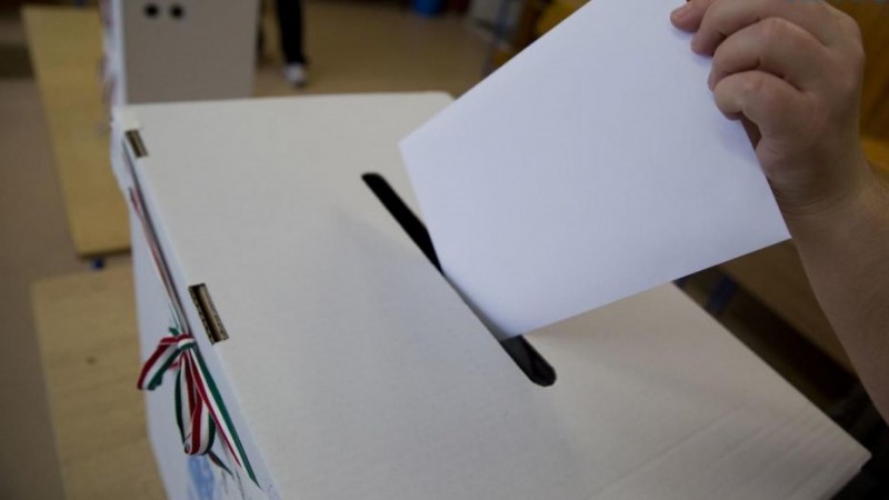 Tilos lefényképezni a szavazólapot, de szelfi készíthető a fülkében