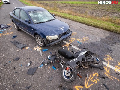 Életveszélyes fejsérülést szenvedett az autónak csapódó robogós