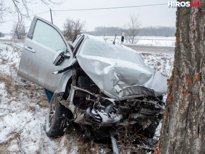 Megcsúszott a havas úton, majd fának csapódott egy autó az 54-esen