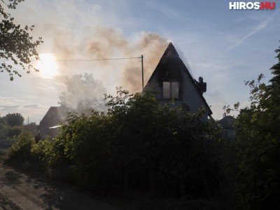 Lángolt egy ház a Hollandfaluban