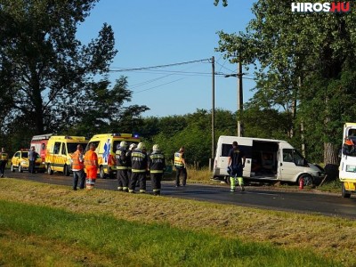 Brutális baleset: buszmegállóba sodródott egy kisbusz, két ember meghalt - VIDEÓVAL