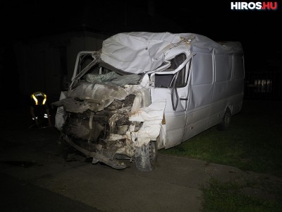 Brutális baleset Tázlár közelében: buszmegállóba csapódott egy kisteherautó
