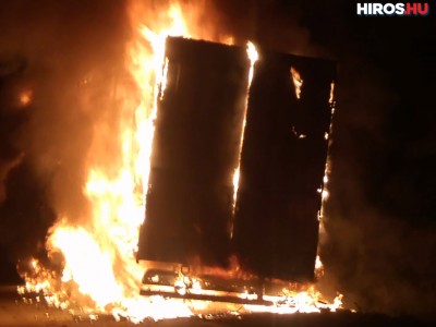 Kigyulladt egy kamion pótkocsija, küzdenek a lángokkal