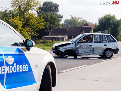 Előzgető BMW okozott súlyos balesetet Domaszék közelében