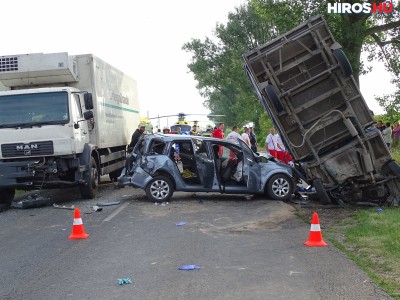 Életveszélyes és súlyos sérültek a balesetben