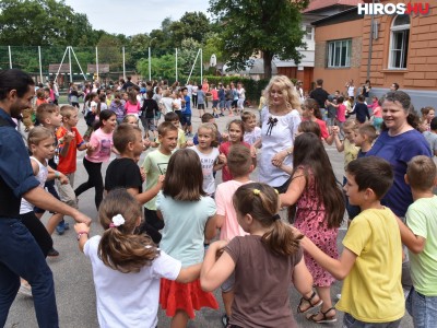 500 gyerek táncolt együtt a Szent Imre suliban