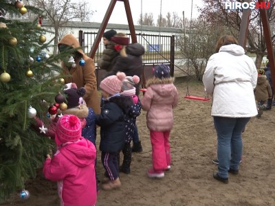 Gyerekek díszítették a kadafalvi karácsonyfát
