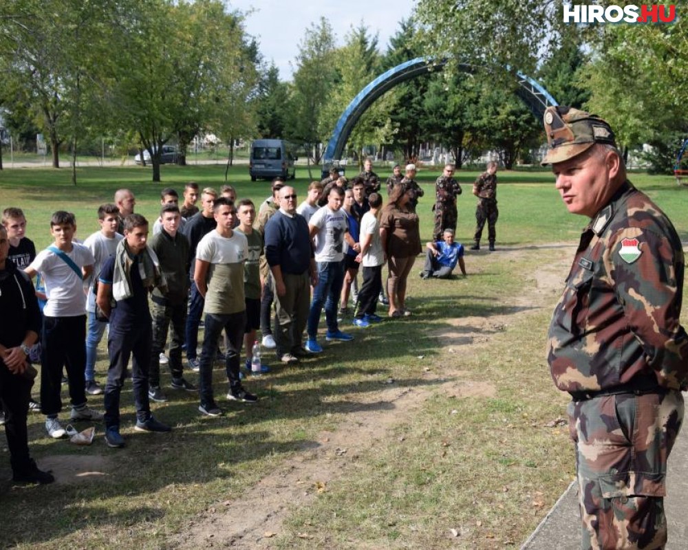 Haditorna gyakorlat, katonai bázissá alakult sportpálya