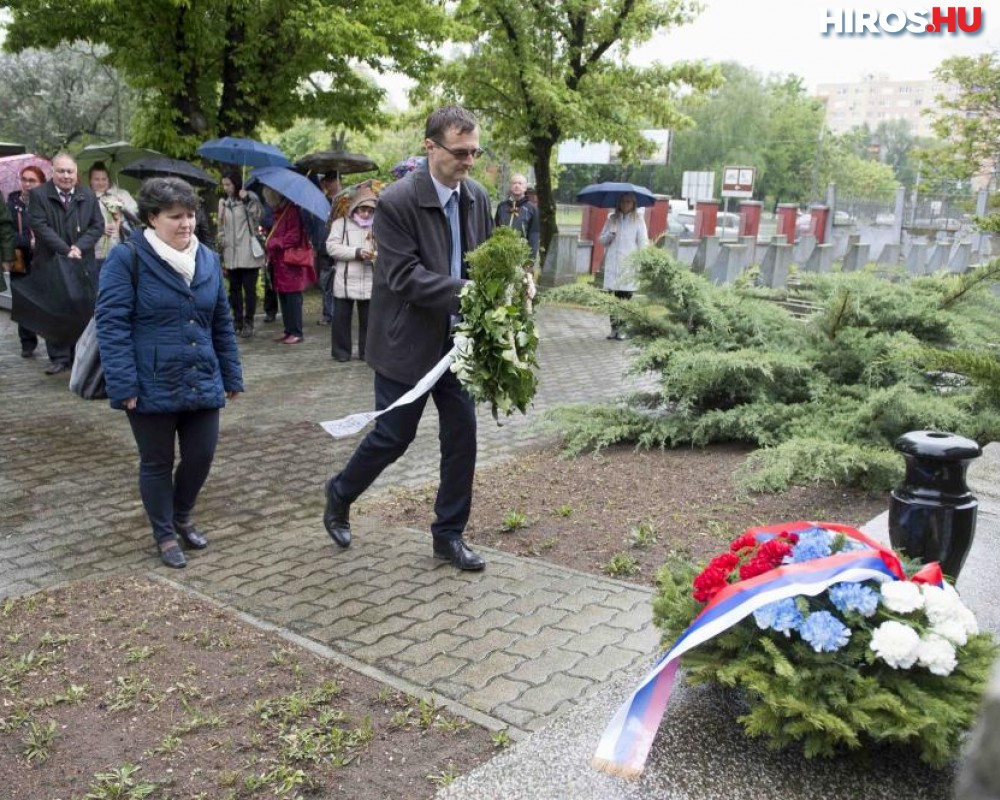 Oroszok koszorúzták meg a szovjet emlékművet