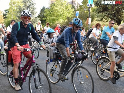 Több százan pattantak kerékpárra Kecskeméten - Videóval
