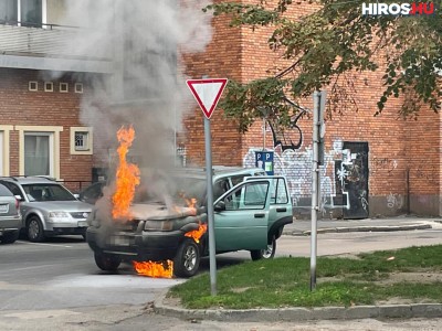 Kigyulladt egy autó a Petőfi Sándor utcán