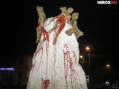 Vörös festékkel rongálták meg Kecelen a közadakozásból készült szobrot