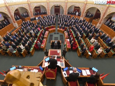A képviselők esküt tesznek az Országgyűlés alakuló ülésén 2022. május 2-án. MTI/Illyés Tibor