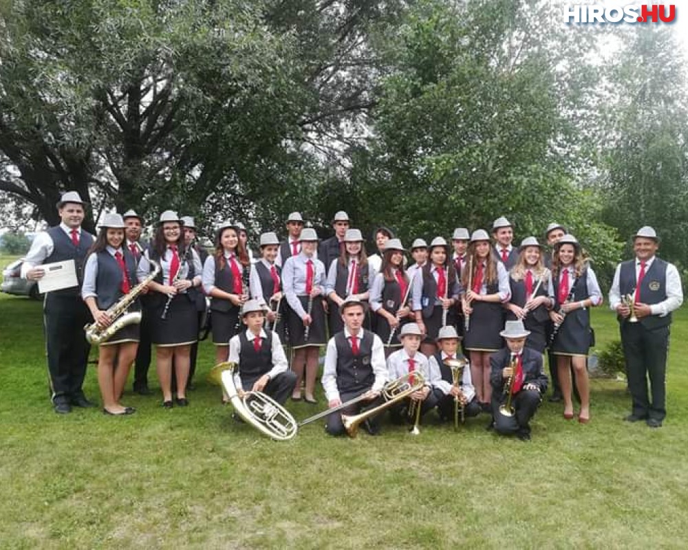 Flashmob a Kecskeméti Tanyai Termék Piacon a Városháza előtt