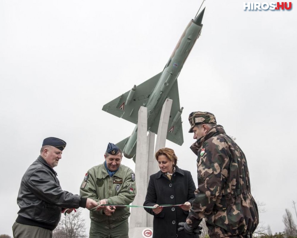 Emlékmű lett a MiG 21-es